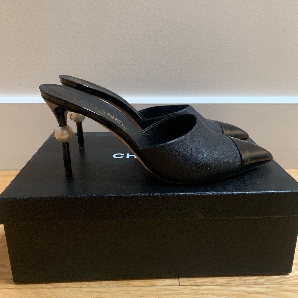 CHANEL BLACK LEATHER INTERLOCKING LOGO MULES - Picture 4 of 13
